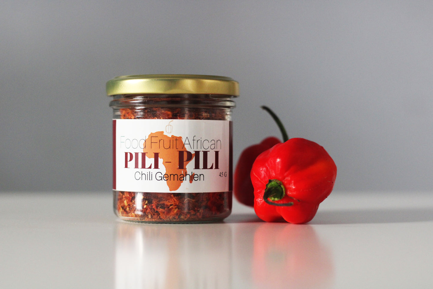 Pili-Pili Chili gemahlen. Wundervoll aromatisch. Verfeinert jedes scharfes Gericht.