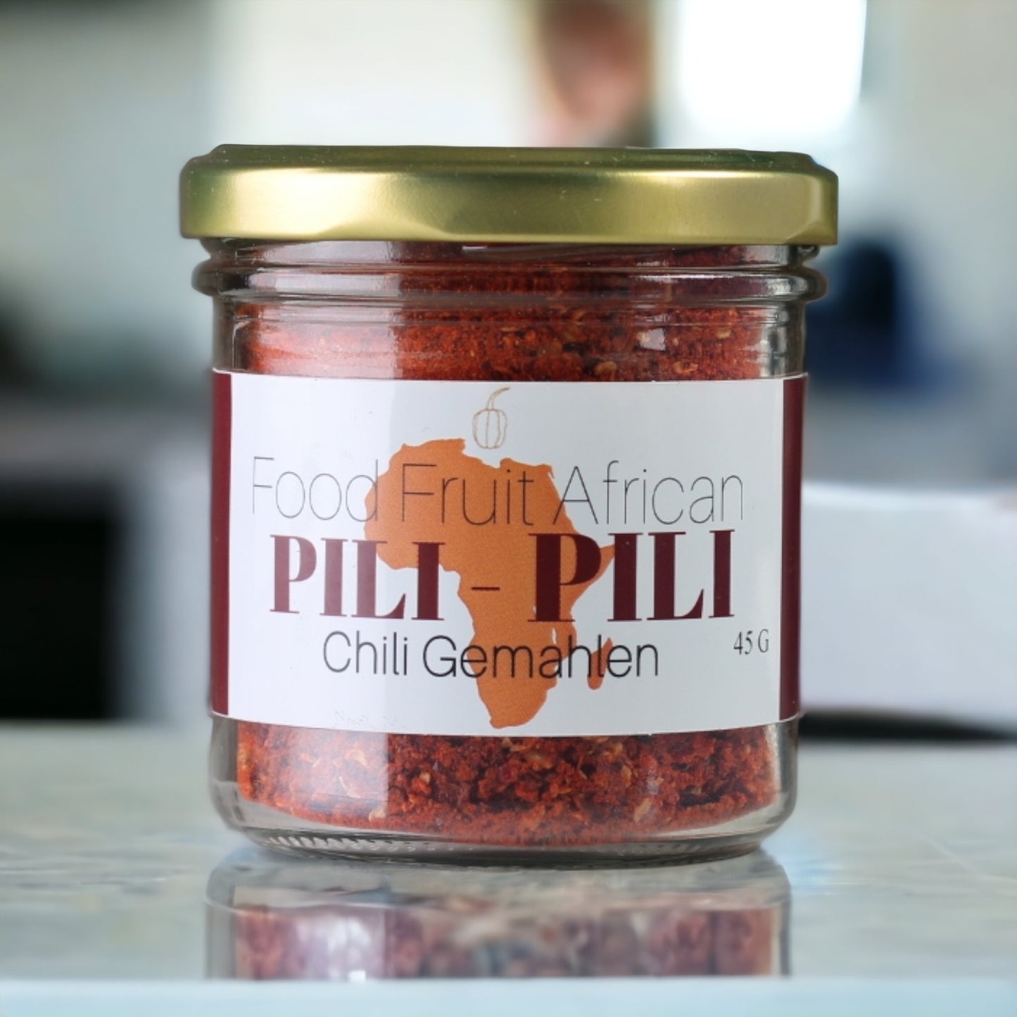 Pili-Pili Chili gemahlen. Wundervoll aromatisch. Verfeinert jedes scharfes Gericht.